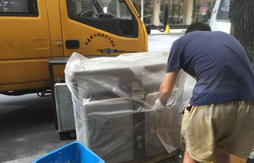    義烏這個果皮箱有“搞頭”，上面還可以發(fā)布公益廣告