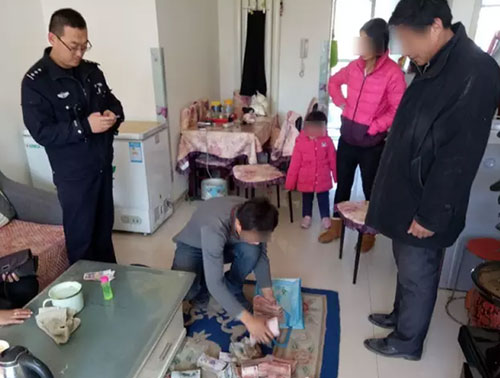 17萬當(dāng)垃圾丟掉：驚慌失措！全家上陣翻找垃圾桶