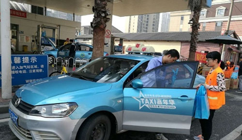 對(duì)車(chē)窗拋物說(shuō)不！長(zhǎng)沙環(huán)衛(wèi)局免費(fèi)發(fā)放2000個(gè)車(chē)載垃圾桶