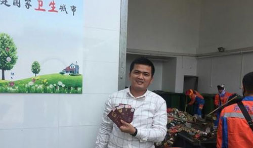?？谑忻駚G護照 環(huán)衛(wèi)工翻檢5噸垃圾找到