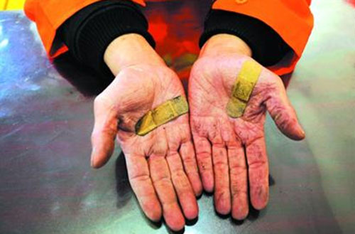 情人節(jié)玫瑰頻傷環(huán)衛(wèi)工 志愿者垃圾桶里來挑刺