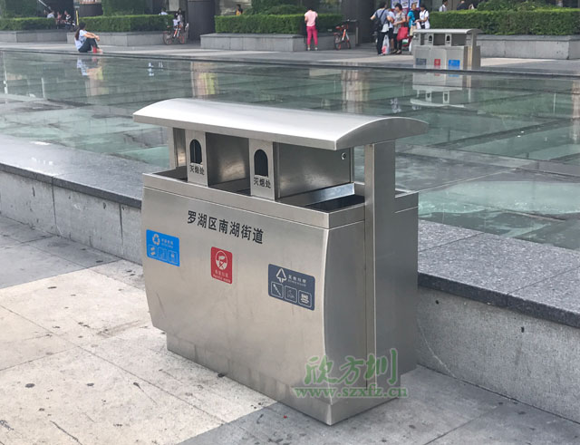 三分類(lèi)不銹鋼垃圾桶戶(hù)外擺放圖