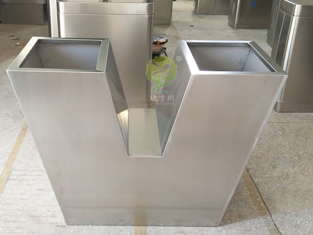 不銹鋼V形字母創(chuàng)意花箱園林景觀花池定制廠(chǎng)家