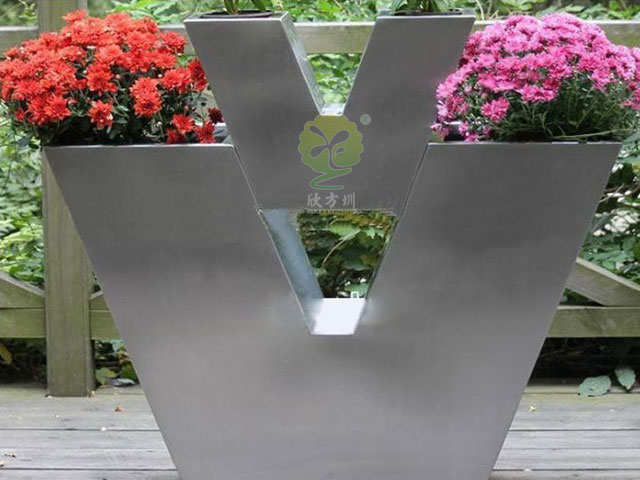 不銹鋼V形字母創(chuàng)意花箱園林景觀花池定制廠(chǎng)家