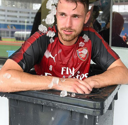 感受中國溫度！阿森納眾將集體鉆進(jìn)垃圾桶