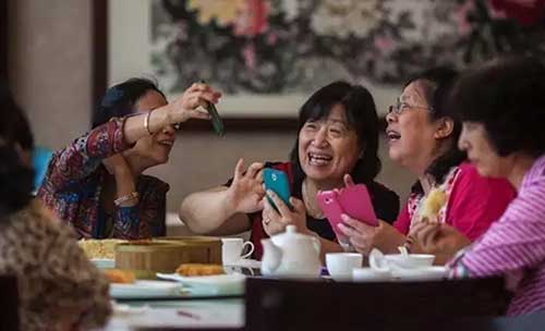 書報(bào)亭、早餐車，甚至垃圾桶都有二維碼“身份證”了。