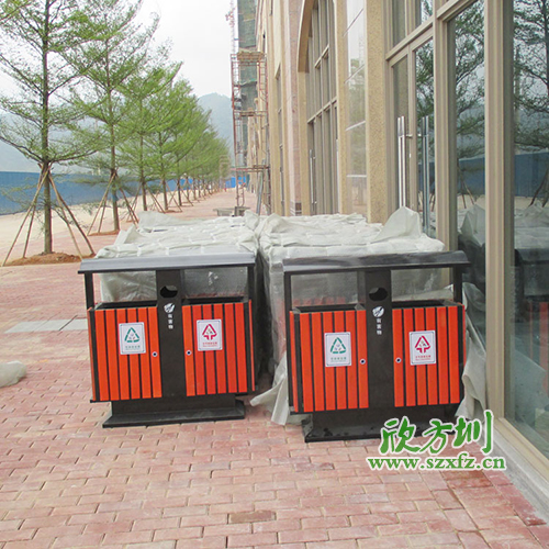 廣州清遠地產(chǎn)物業(yè)公司，增添欣方圳鋼木垃圾桶