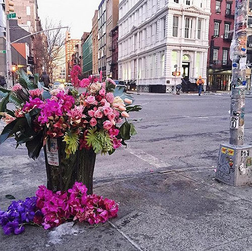 用鮮花，他把紐約的垃圾桶都變成了花瓶