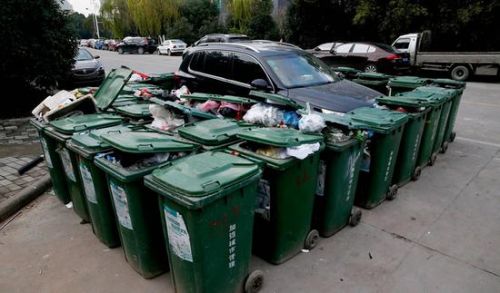 汽車被垃圾桶包圍是被惡搞還是得罪人了？