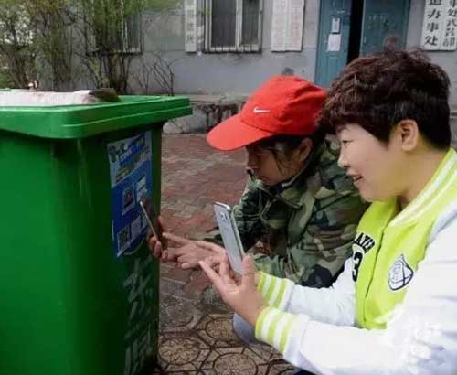 書報(bào)亭、早餐車，甚至垃圾桶都有二維碼“身份證”了。