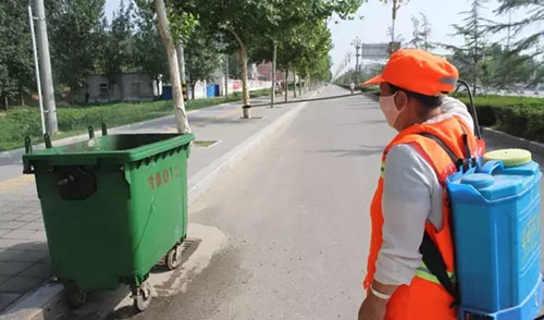 致敬環(huán)衛(wèi)工人，細(xì)心消除垃圾桶邊的蚊蠅
