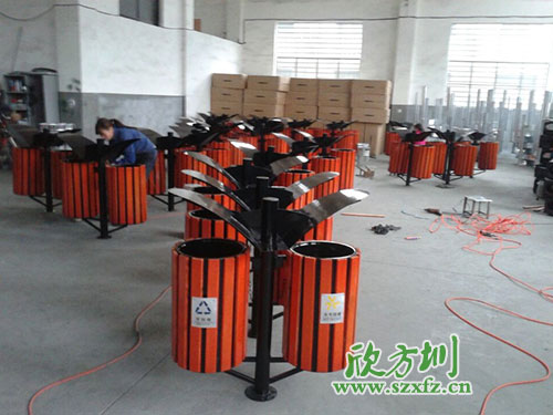 美化公園環(huán)境，就選河源鋼木垃圾桶